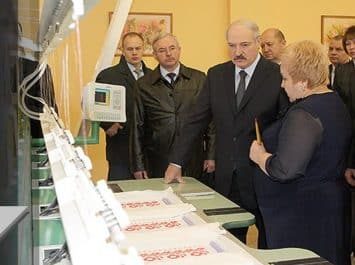 ВИДЕОРЕПОРТАЖ: “Это останется в истории”. Как Лукашенко взял под крыло “Белхудожпромыслы” и избежал “заняпада” культуры