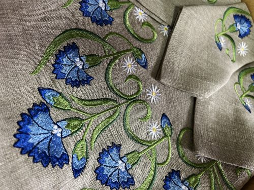 Вышивка столового комплекта "Васильки"