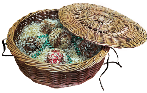 Новогодняя корзина с шарами