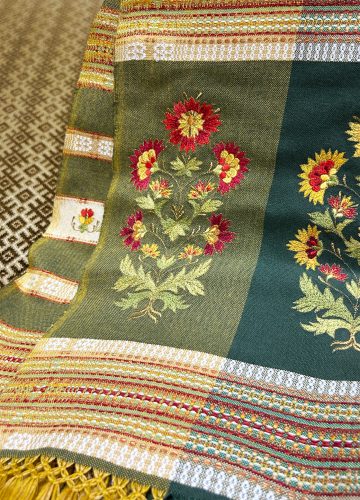 Пояс декоративный на фоне короба для хранения