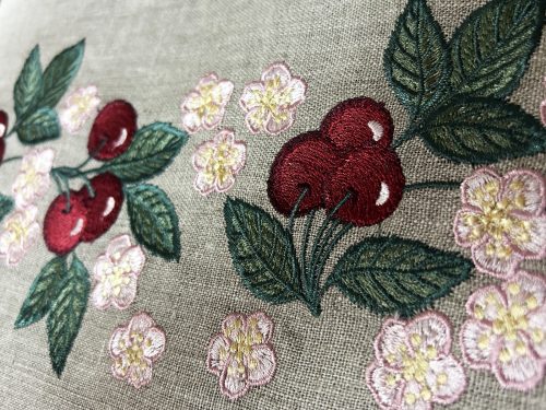 Вышивка "Цветущая черешня" на скатерти